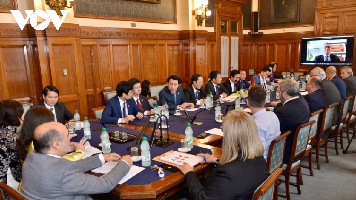 Vietnamese NA delegation meets Uruguayan legislators